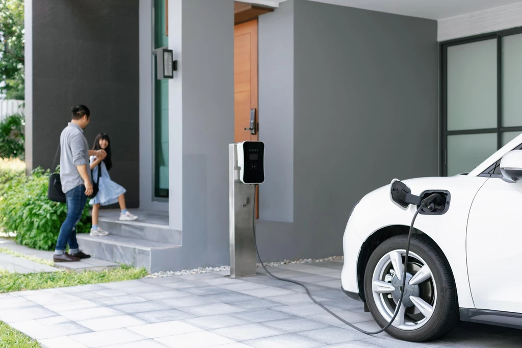 ติดตั้งเครื่องชาร์จรถยนต์ไฟฟ้า home ev charger ในที่ร่มของบ้าน