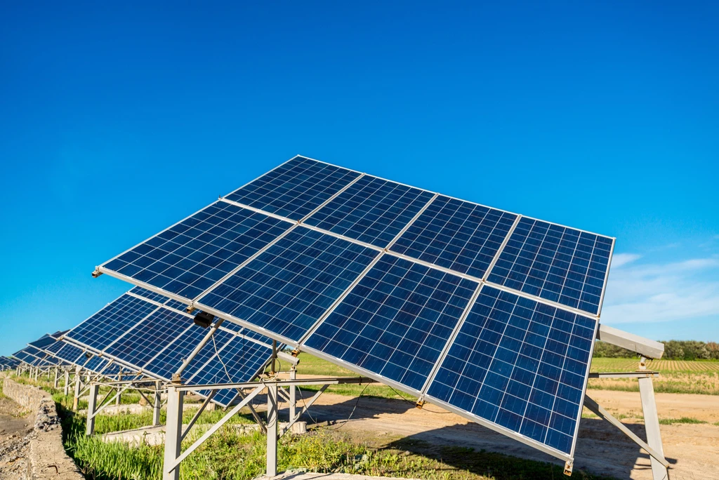 แผงโซล่าเซลล์ หรือ solar panel คืออุปกรณ์ที่แปลงพลังงานแสงอาทิตย์ให้กลายเป็นพลังงานไฟฟ้า
