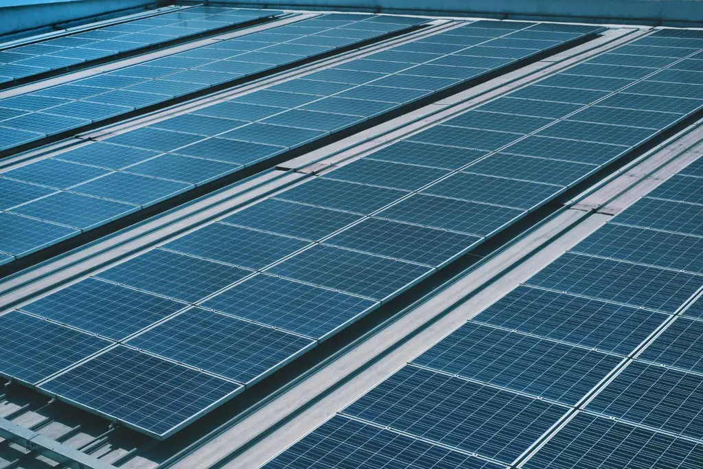 solar rooftop โรงงานควรใช้แผงโซล่าเซลล์ tier 1 ร่วมกับ inverter ที่ได้มาตรฐาน
